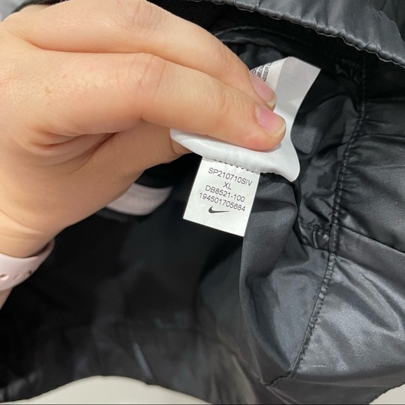 Nike Sportswear Windrunner Jacket Hooded Lightweight Standard Fit XL Girl Junior - Picture 11 of 13